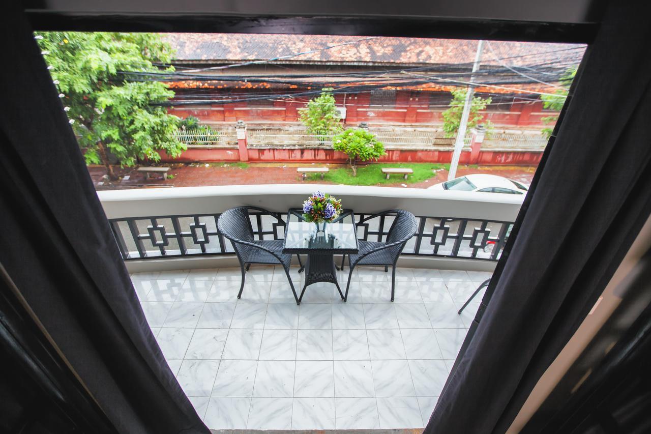 The Share Phnom Penh Hostel Exterior photo